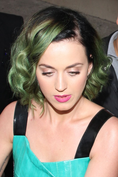 27. Katy Perry's sweet classic retro style, blonde with a green streak in front.
