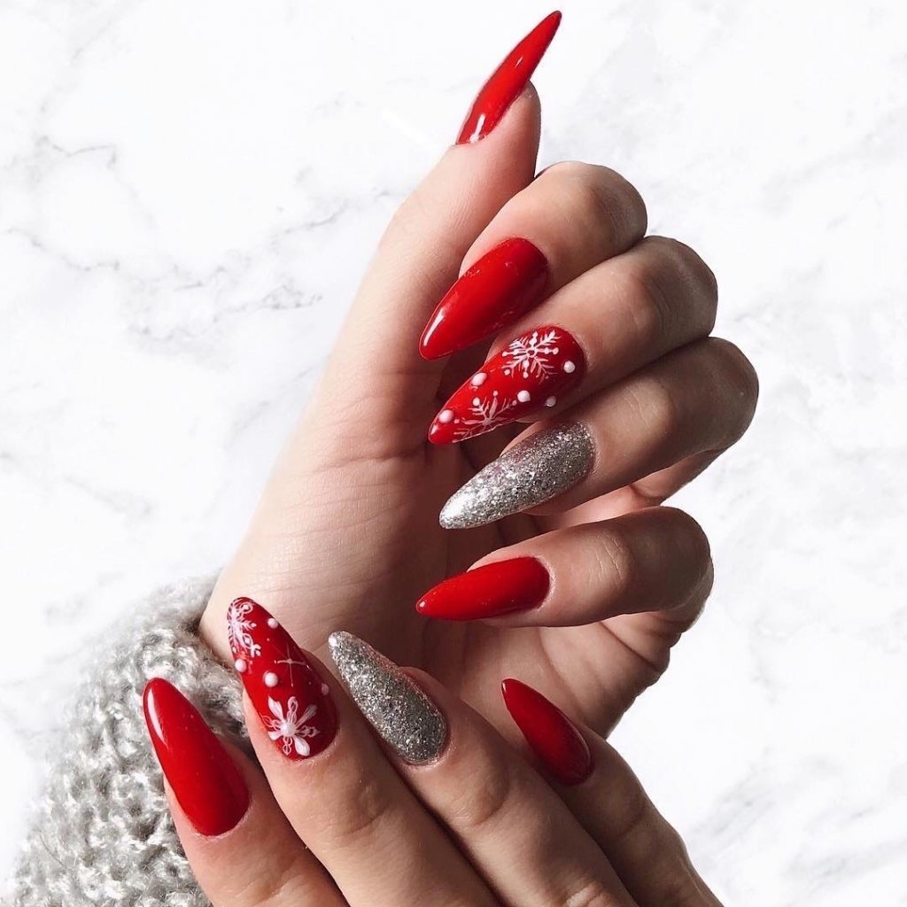 Christmas Oval-Shaped Nails with Snowflake Design 